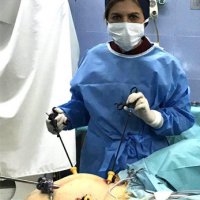 خانم دکتر الهام اکبری در حال انجام جراحی لاپاراسوپی