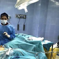 خانم دکتر الهام اکبری حین جراحی لاپاراسکوپی